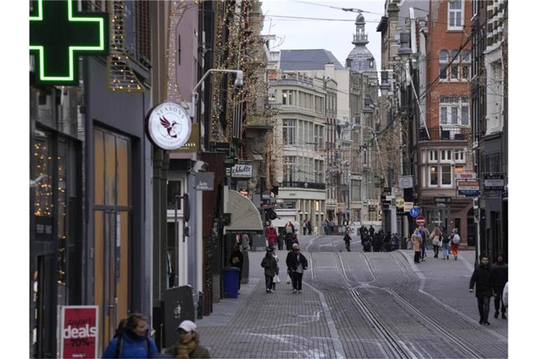 In Amsterdam und Rotterdam sind künftig Lagerräume von Online-Diensten, sogenannte Dark Stores, verboten. Foto: Peter Dejong/AP/dpa