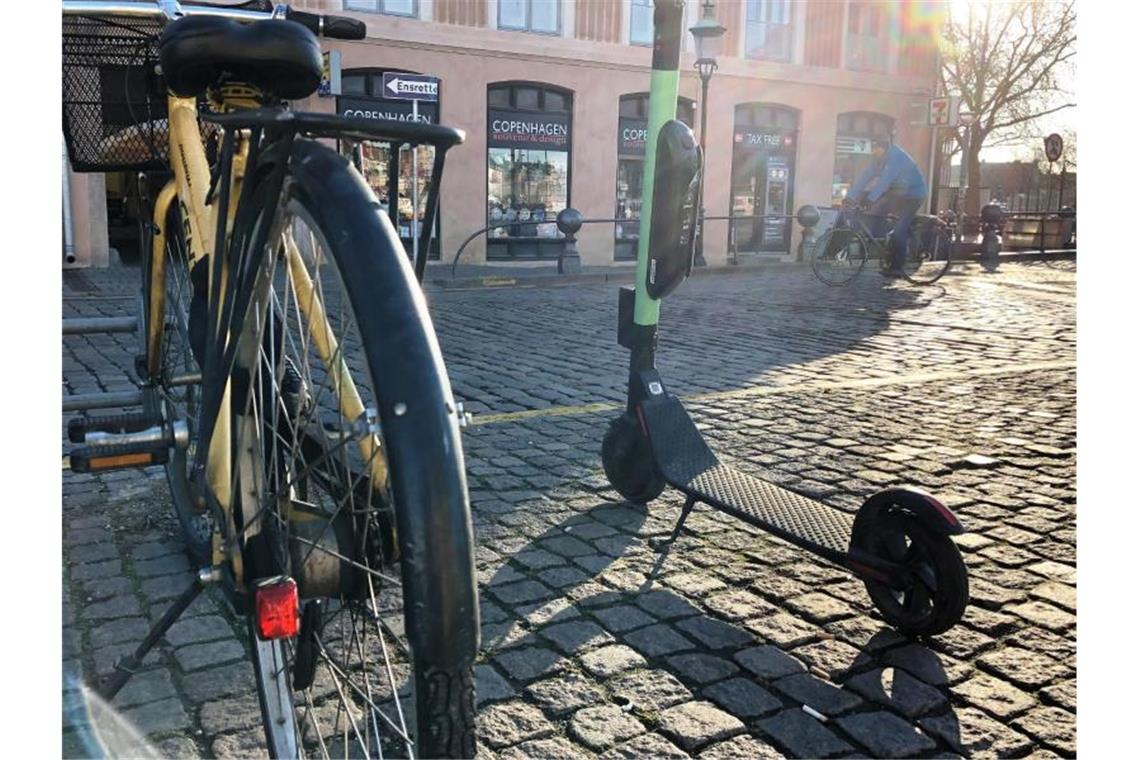Zulassung von E-Tretrollern tritt am Samstag in Kraft In anderen europäischen Ländern - wie hier in Dänemarks Hauptstadt Kopenhagen - sind „E-Scooter“ bereits zugelassen. Foto: Steffen Trumpf