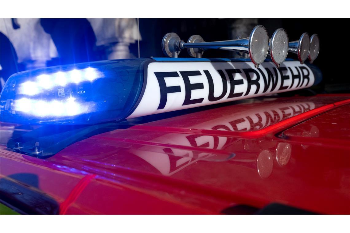 In Aschaffenburg und der Gemeinde Mainaschaff läuft ein großer Feuerwehreinsatz, nachdem bei einem Störfall in einem Betrieb eine Gaswolke freigesetzt worden ist. (Symbolbild).