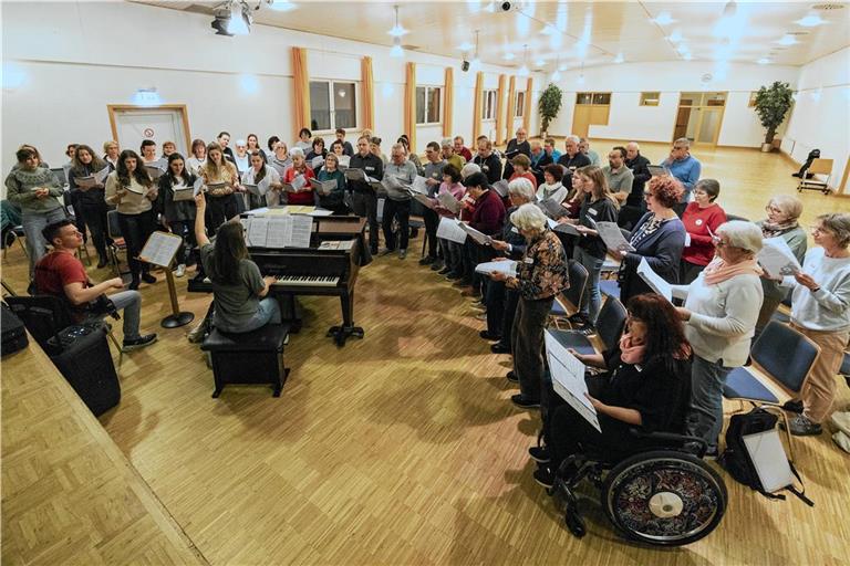 In Aspach üben dank der jüngsten Werbeoffensive nun mehr als 60 Sängerinnen und Sänger im Projektchor Celebrations für ihren großen Auftritt im Juni. Foto: Dietmar van der Linden