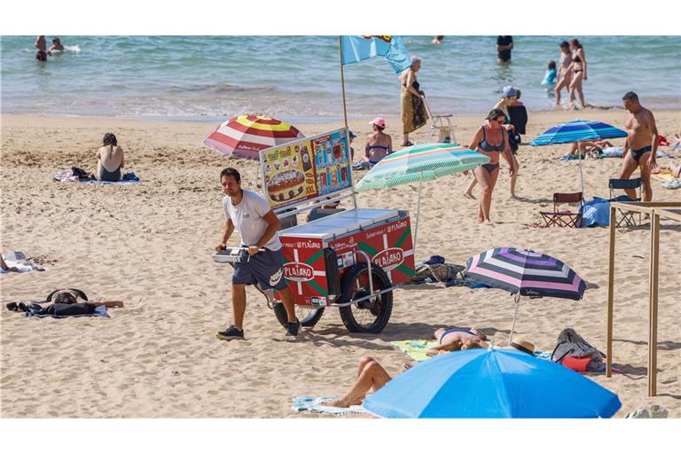 In Badeklamotten sollen Strandgäste in Les Sables-d'Olonne nicht mehr durch Straßen und Geschäfte laufen. (Archivbild)