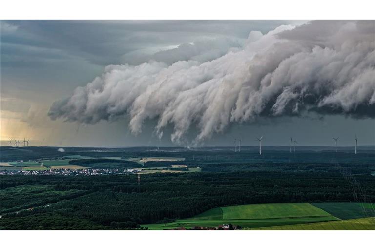 In Baden-Württemberg drohen heute ab Mittag örtliche Gewitter, Starkregen, kleiner Hagel und Windböen bis 60 km/h. Welche Kreise betroffen sind und wie sich die Wetterlage bis Donnerstag entwickelt.