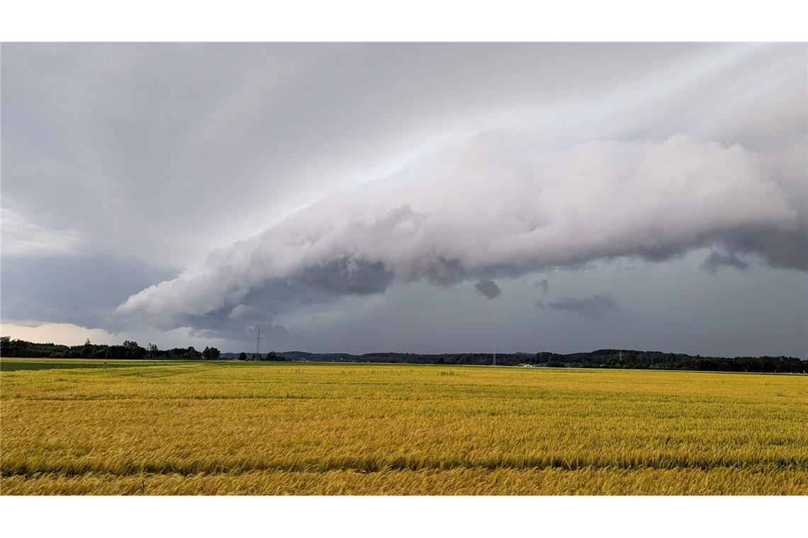 Bilder des Tages In Baden-Württemberg formiert sich am Abend nordwestlich von Memmingen eine Unwetterzelle.