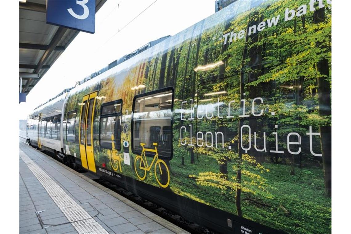 Bahn lässt neuen Batteriezug mit Fahrgästen fahren