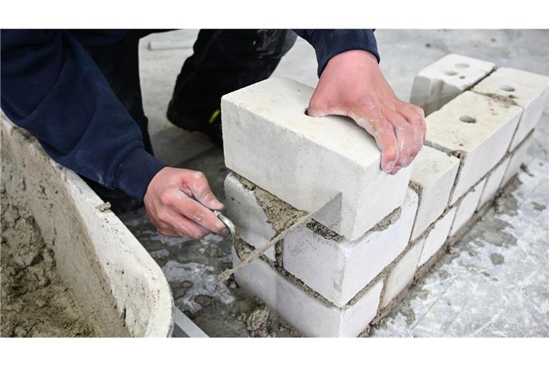 In Baden-Württemberg sind im vergangenen Jahr erneut mehr Ausbildungsverträge im Handwerk abgeschlossen worden.