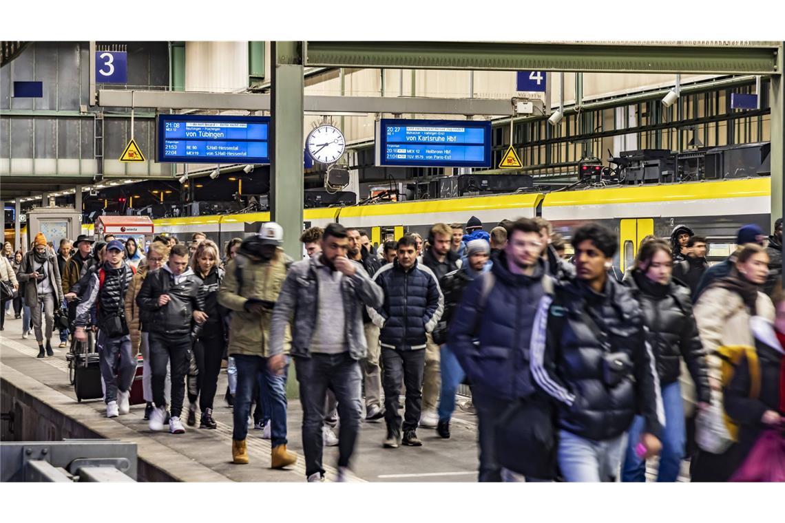 Das Vermächtnis des grünen Dauer-Ministers In Baden-Württemberg sind so viele Menschen in Nahverkehrszügen unterwegs wie noch nie.