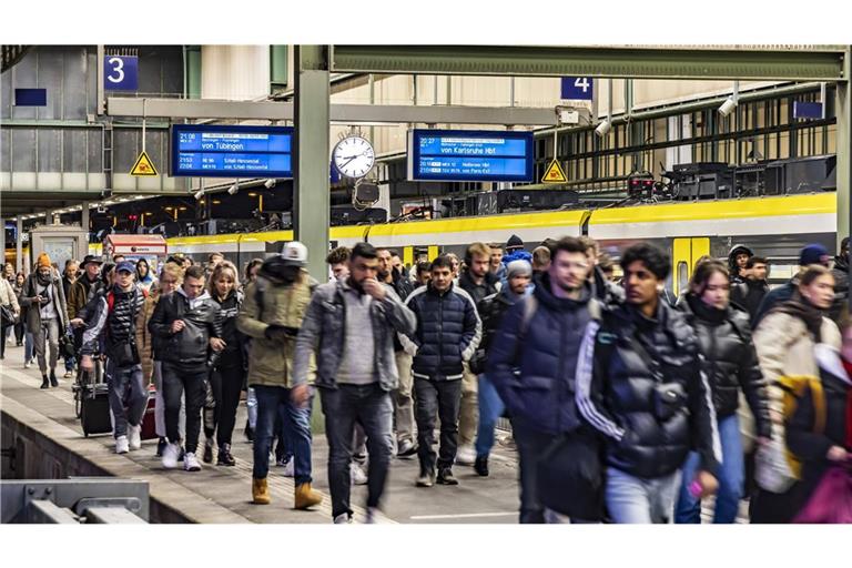 Das Vermächtnis des grünen Dauer-Ministers In Baden-Württemberg sind so viele Menschen in Nahverkehrszügen unterwegs wie noch nie.