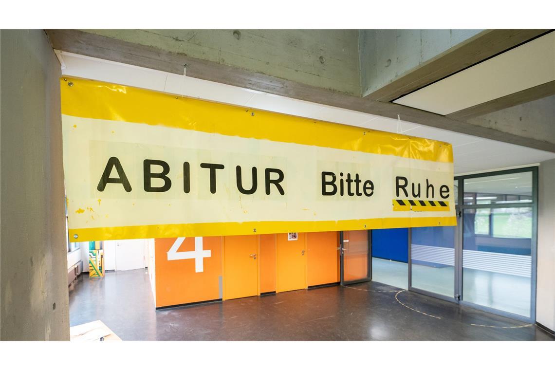 Letzte Hürde vor dem Abi - Mündliche Prüfungen beginnen In Baden-Württemberg steht für Schülerinnen die letzte Hürde vor dem Abitur an (Symbolbild).