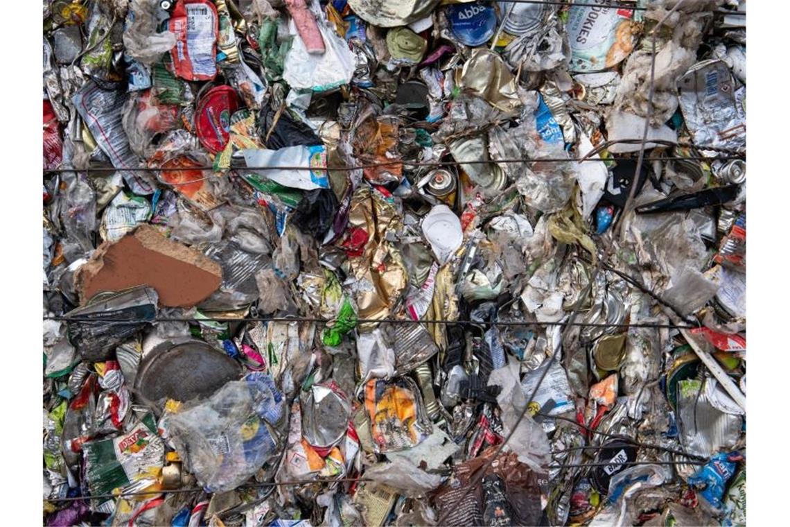 Forsa-Umfrage: Mehrheit für Verbot von Einwegprodukten In Ballen gepresster Verpackungsmüll aus gelben Säcken oder gelben Tonnen, vor allem aus Plastik und Metall. Foto: Bernd von Jutrczenka/dpa