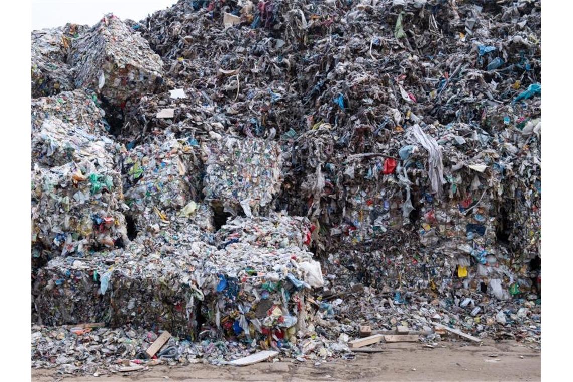 Von Menschen produzierte Masse übersteigt weltweite Biomasse In Ballen gepresster Verpackungsmüll: Eine neue Studie ergab, dass die von Menschen produzierte Biomasse in diesem Jahr neue Rekordwerte errreicht. Foto: Bernd von Jutrczenka/dpa