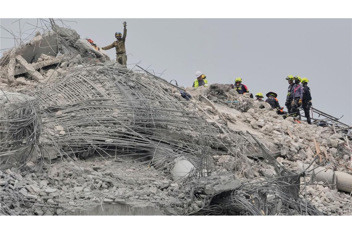 Zahl der Toten in Myanmar steigt: Beben baute sich lange auf In Bangkok hoffen Angehörige und Retter noch immer, Überlebende zu finden.