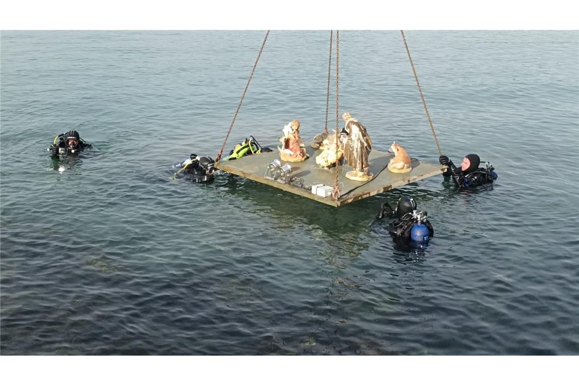 In Bardolino versenken Taucher eine Unterwasserkrippe. (Handout)