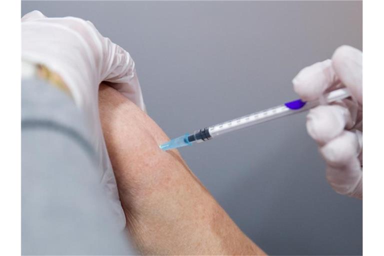 In Bayern dürfen Haus- und Fachärzte nun unabhängig von der Impfreihenfolge gegen das Coronavirus impfen. Foto: Daniel Karmann/dpa