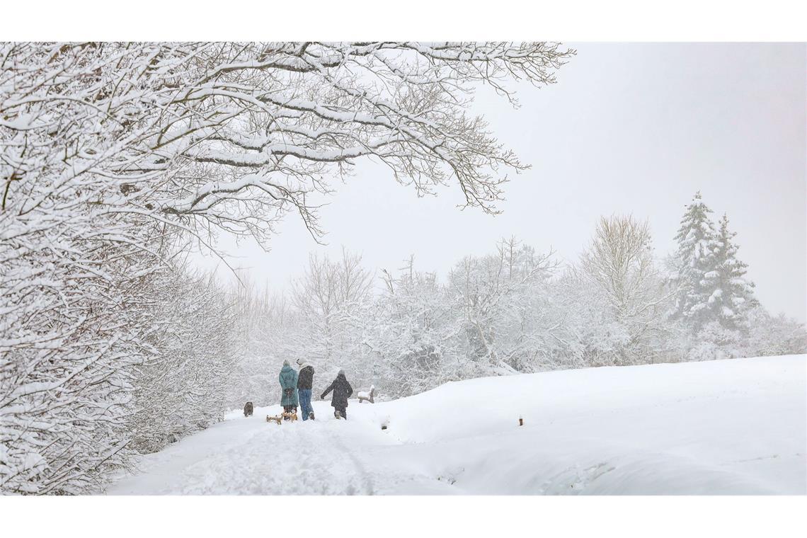 In Bayern genießen Spaziergänger das Winterwetter.