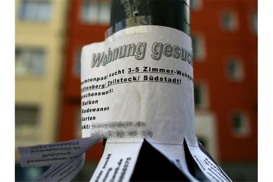 Scholz hat Verständnis für Berliner Mietendeckel In begehrten Wohngegenden ein vertrauter Anblick: Wohnungssuche am Laternenpfahl. Foto: Oliver Berg