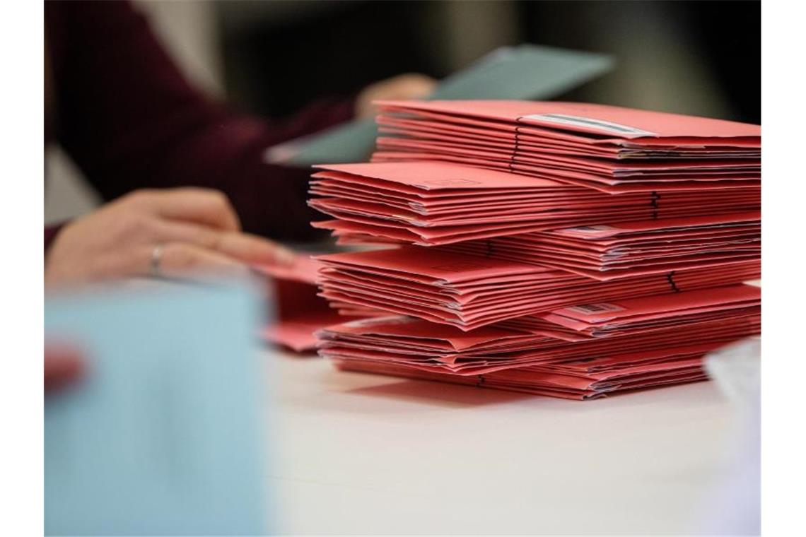 In beiden Bundesländern sind viele Stimmen per Briefwahl abgegeben worden. Foto: Christoph Schmidt/dpa