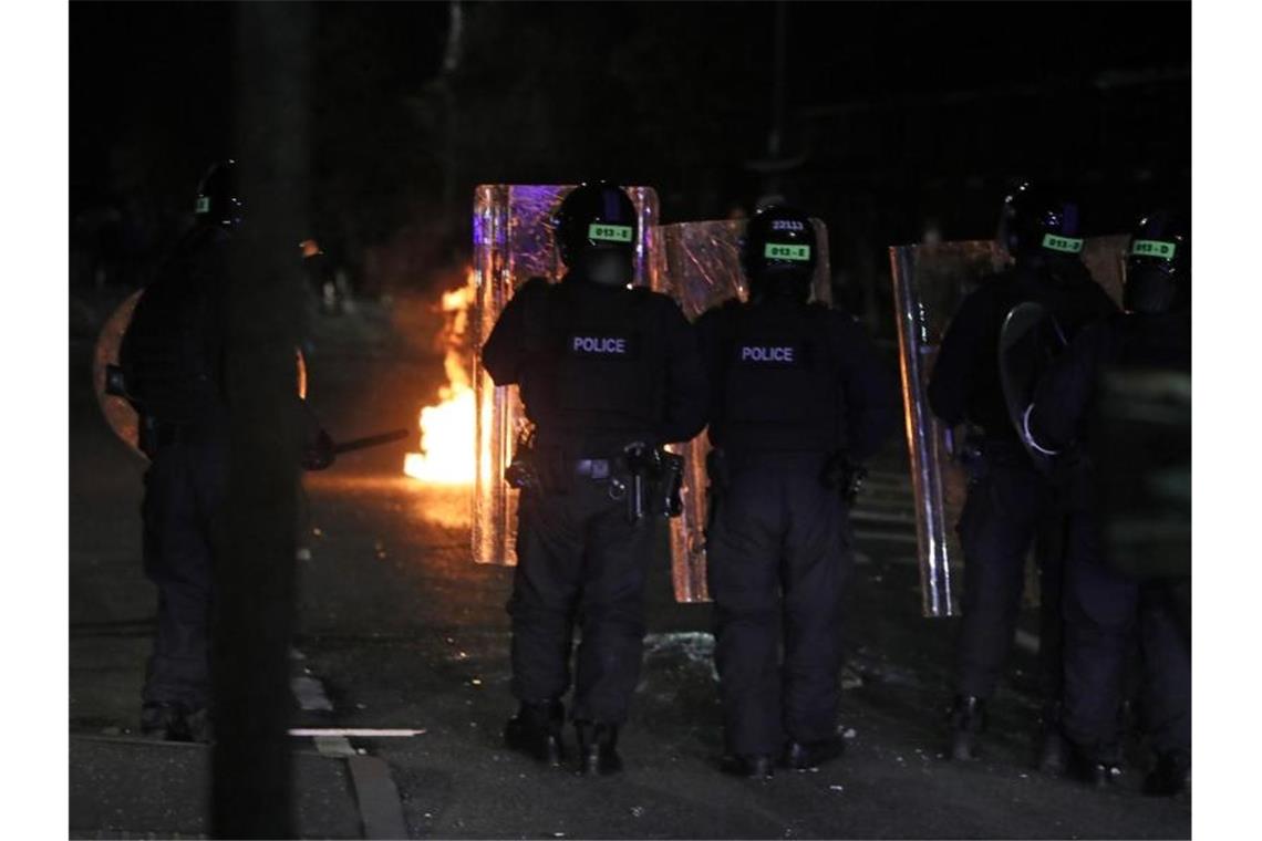In Belfast hat es Auseinandersetzungen zwischen Polizisten und Randalierern gegeben. Foto: Brian Lawless/PA Wire/dpa
