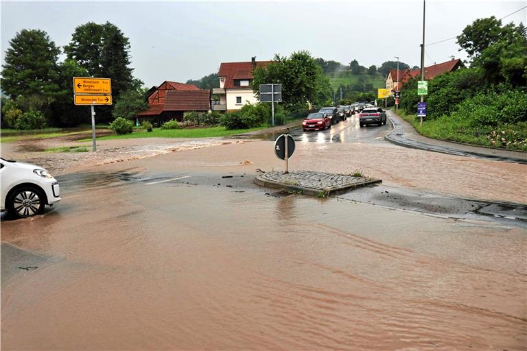 In Berglen stehen die Straßen zum Teil unter Wasser. Foto: 7aktuell.de | Kevin Lermer