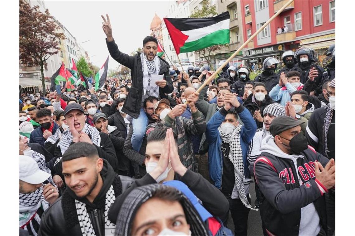 Bundesregierung: „Antisemitische Kundgebungen nicht dulden“ In Berlin demonstrieren Menschen am Freitag mit palästinensischen Fahnen. Foto: Michael Kappeler/dpa