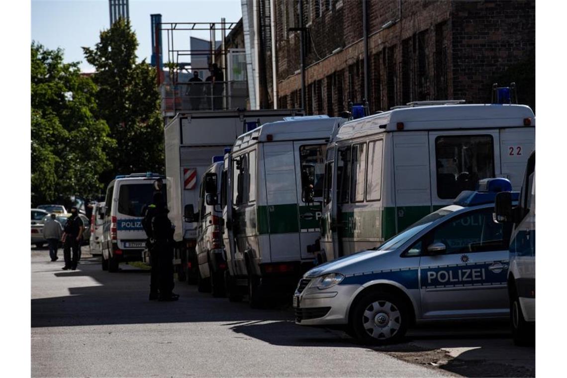 In Berlin durchsucht die Polizei Räumlichkeiten. Foto: Paul Zinken/dpa