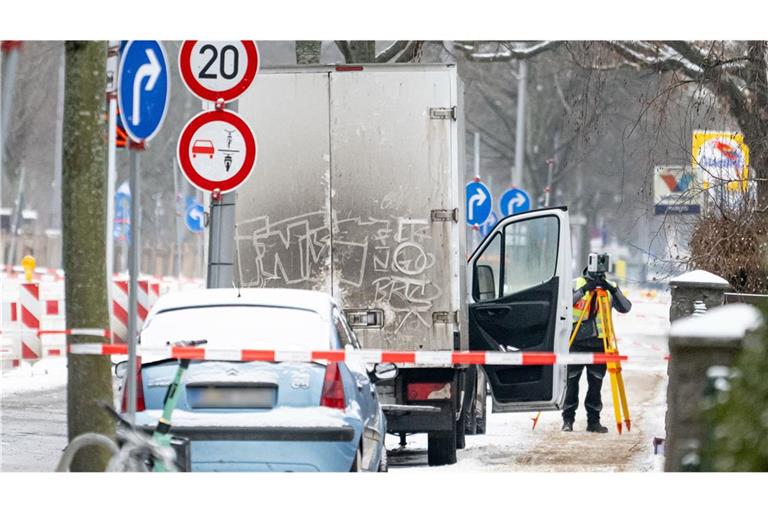 In Berlin haben Unbekannte auf einen Transporter geschossen – der Fahrer erlag seinen Verletzungen.
