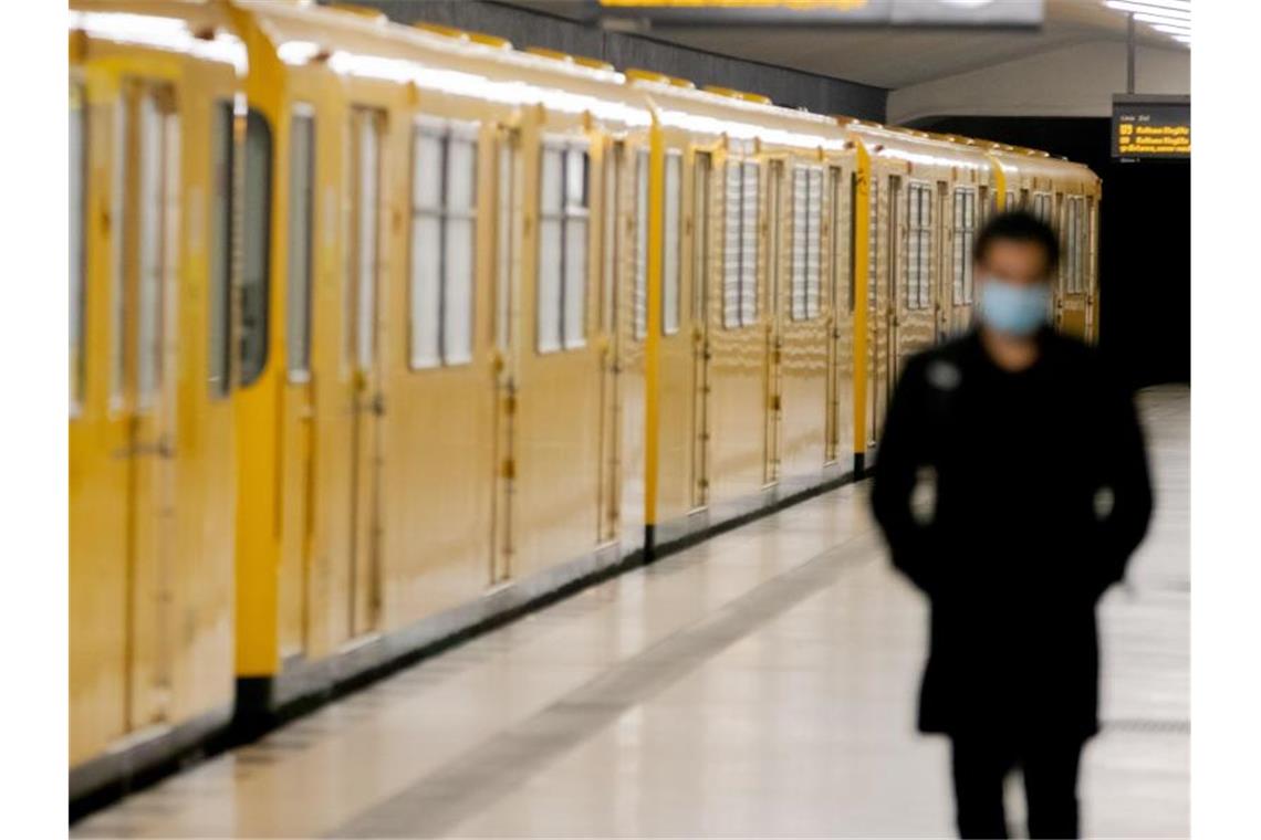 In Berlin ist eine Sechsjährige bei einem Unfall an einer U-Bahn-Haltestelle schwer verletzt worden. (Symbolbild). Foto: Christoph Soeder/dpa