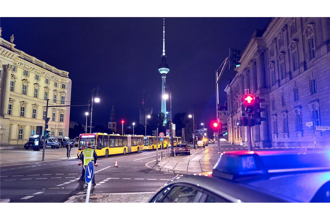In Berlin-Mitte ist der Bereich um den Fundort einer Brandbombe abgesperrt worden.
