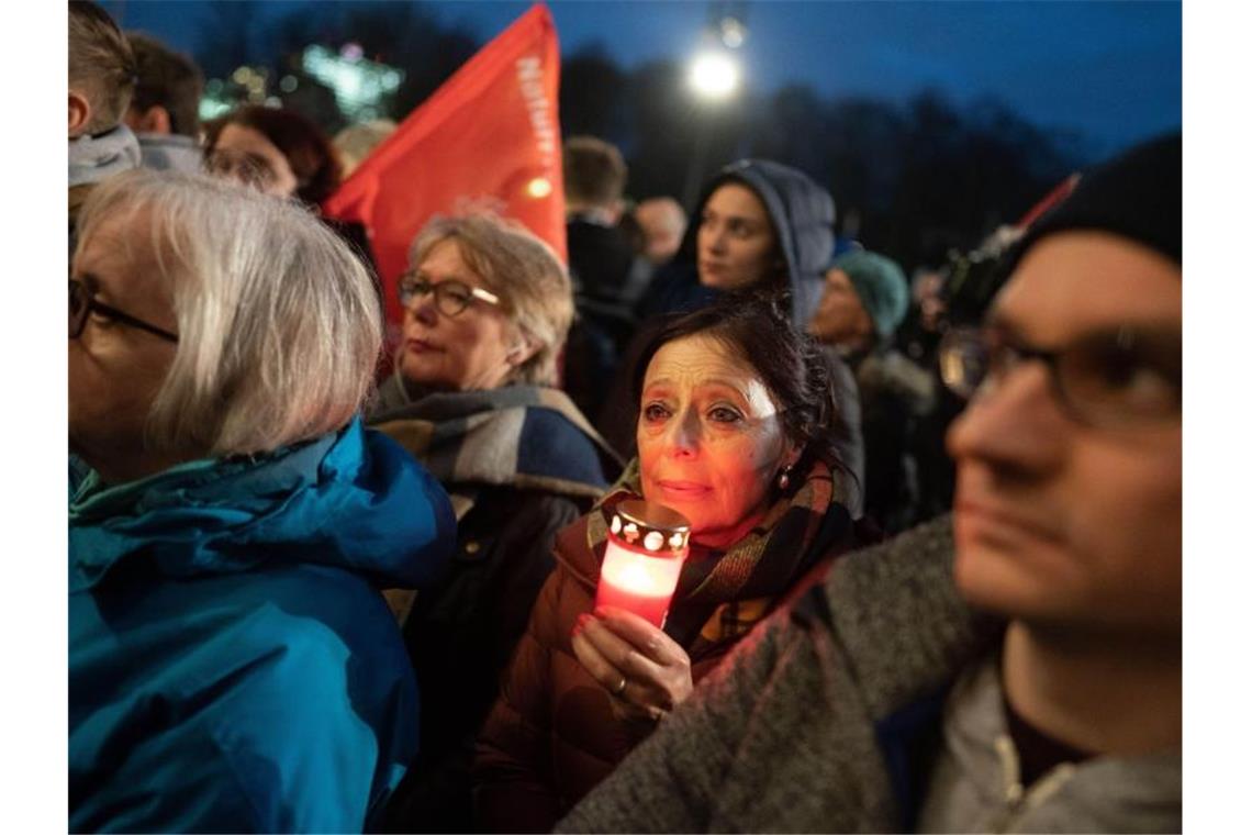 In Berlin nahmen Hunderte Menschen an einer Mahnwache teil. Foto: Kay Nietfeld/dpa