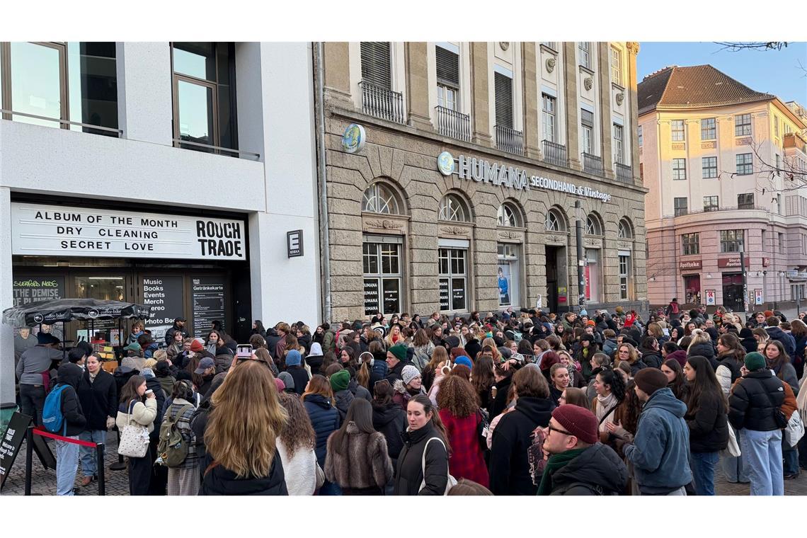 In Berlin-Neukölln standen Fans von Harry Styles Schlange, um seine neue Single zu hören. (Archivbild)
