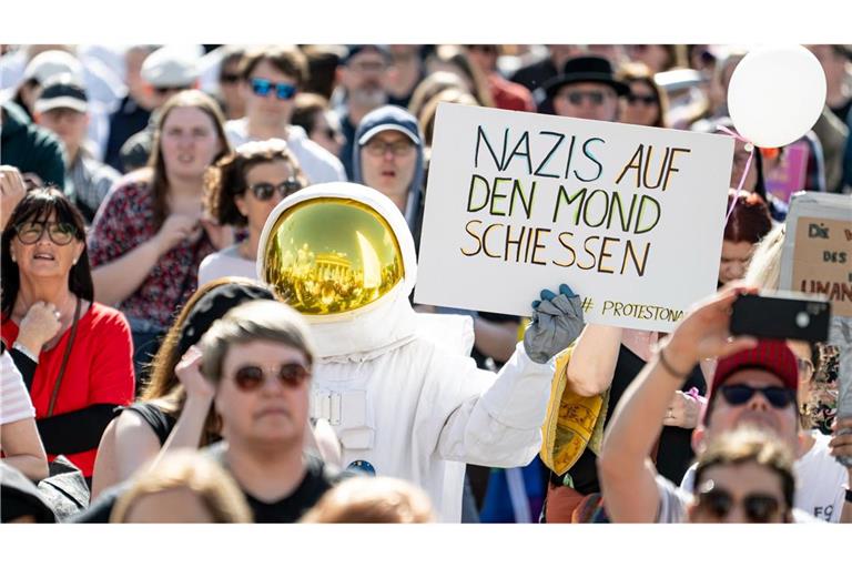In Berlin sind mehrere tausend Menschen auf der Straße.