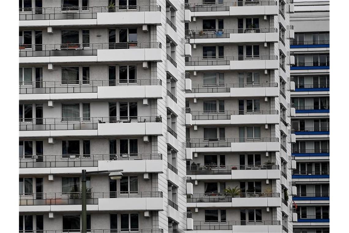 In Berlin sollen die zuletzt stark gestiegenen Mieten fünf Jahre lang eingefroren werden. Foto: Britta Pedersen/dpa-Zentralbild/dpa