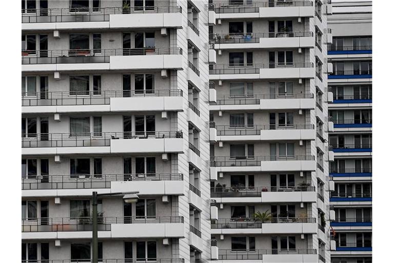In Berlin sollen die zuletzt stark gestiegenen Mieten fünf Jahre lang eingefroren werden. Foto: Britta Pedersen/dpa-Zentralbild/dpa