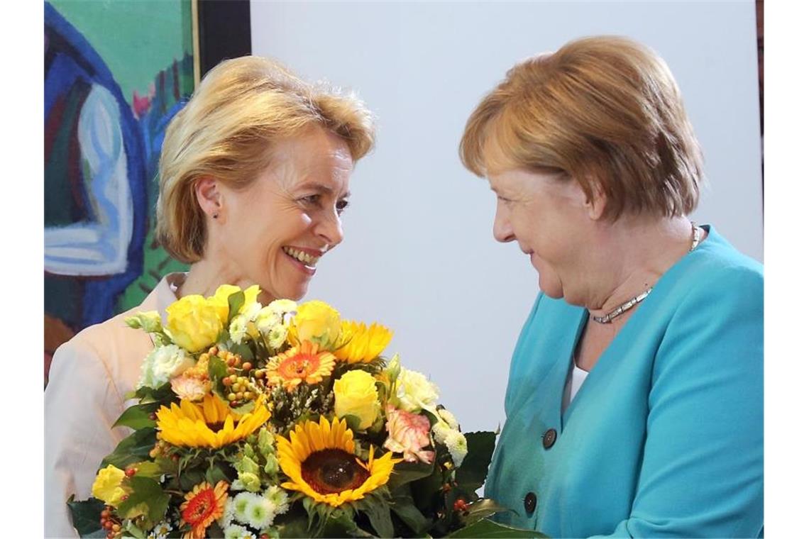 EU-Parlamentspräsident: Von der Leyen soll Tempo machen In Berlin überreicht Kanzlerin Merkel der scheidenden Verteidigungsministerin von der Leyen an ihrem letzten Kabinettstag einen Blumenstrauß. Foto: Wolfgang Kumm