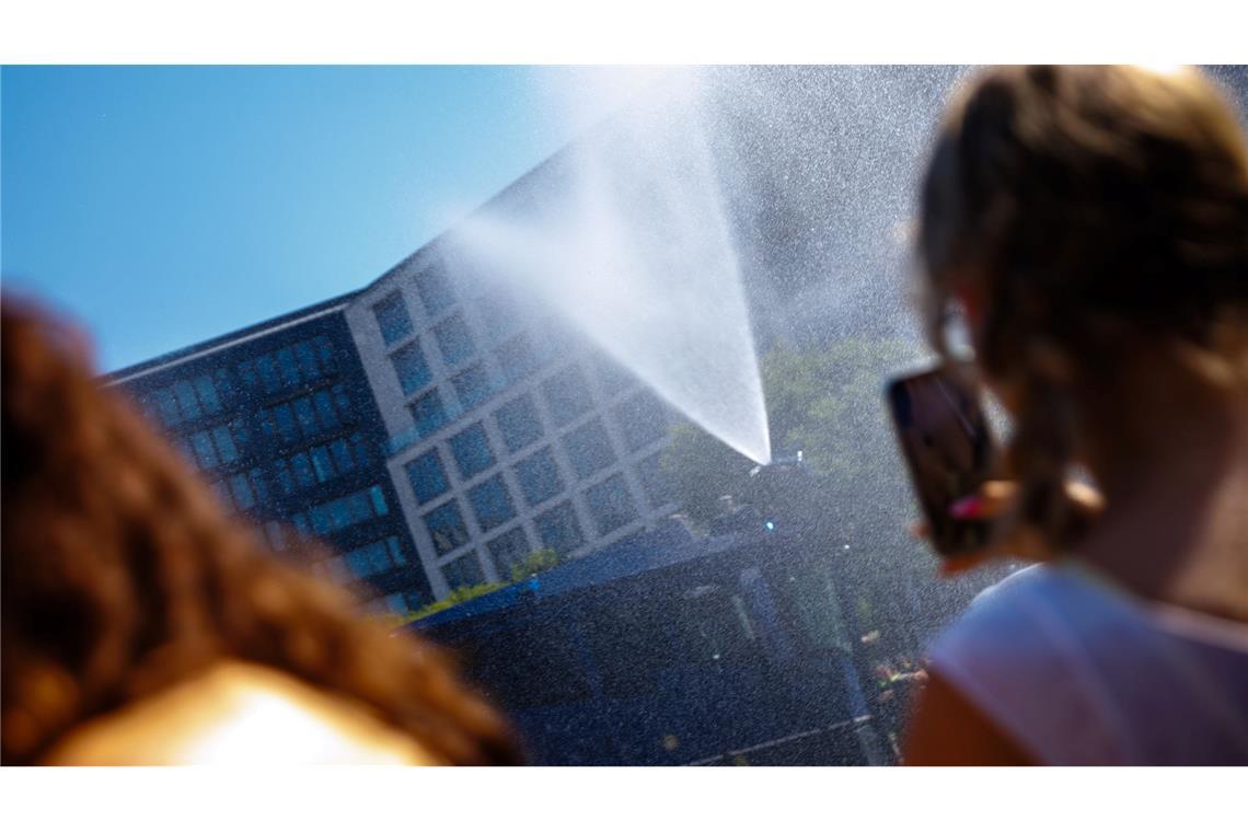 In Berlin versprühte die Polizei Wasser zur Abkühlung für die Menschen.