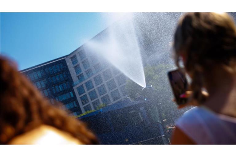 In Berlin versprühte die Polizei Wasser zur Abkühlung für die Menschen.