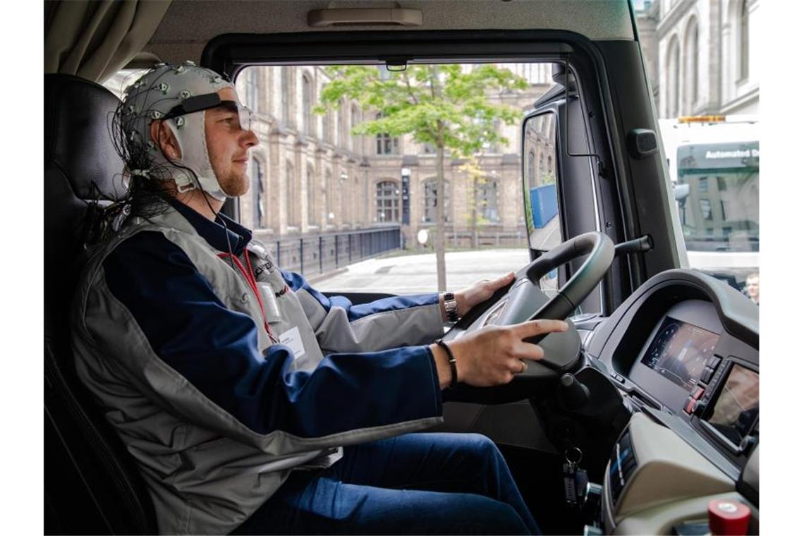 In Berlin wurden erste Ergebnisse des Platooning-Tests präsentiert. Zu Forschungszwecken erfolgten bei dem Projekt auch über eine Brille ein Eye-Tracking und über die verkabelte EEG-Haube die Analyse von Wachheits- und Aktivierungsgraden des Fahrers. Foto: Soeeren Stache