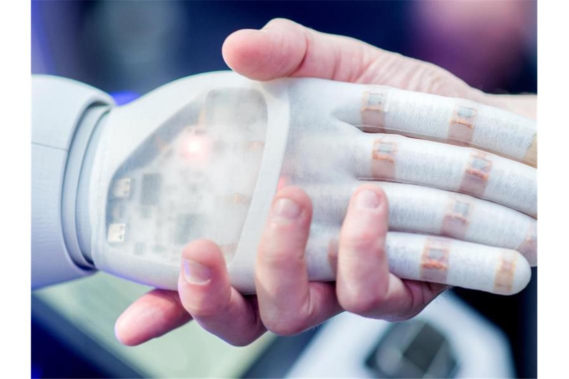 Künstliche Intelligenz lässt Bruttoinlandsprodukt wachsen In bestimmten Bereichen wird der Studie zufolge die Leistungsfähigkeit von KI-Systemen die menschlichen Fähigkeiten überbieten. Foto: Hauke-Christian Dittrich/dpa