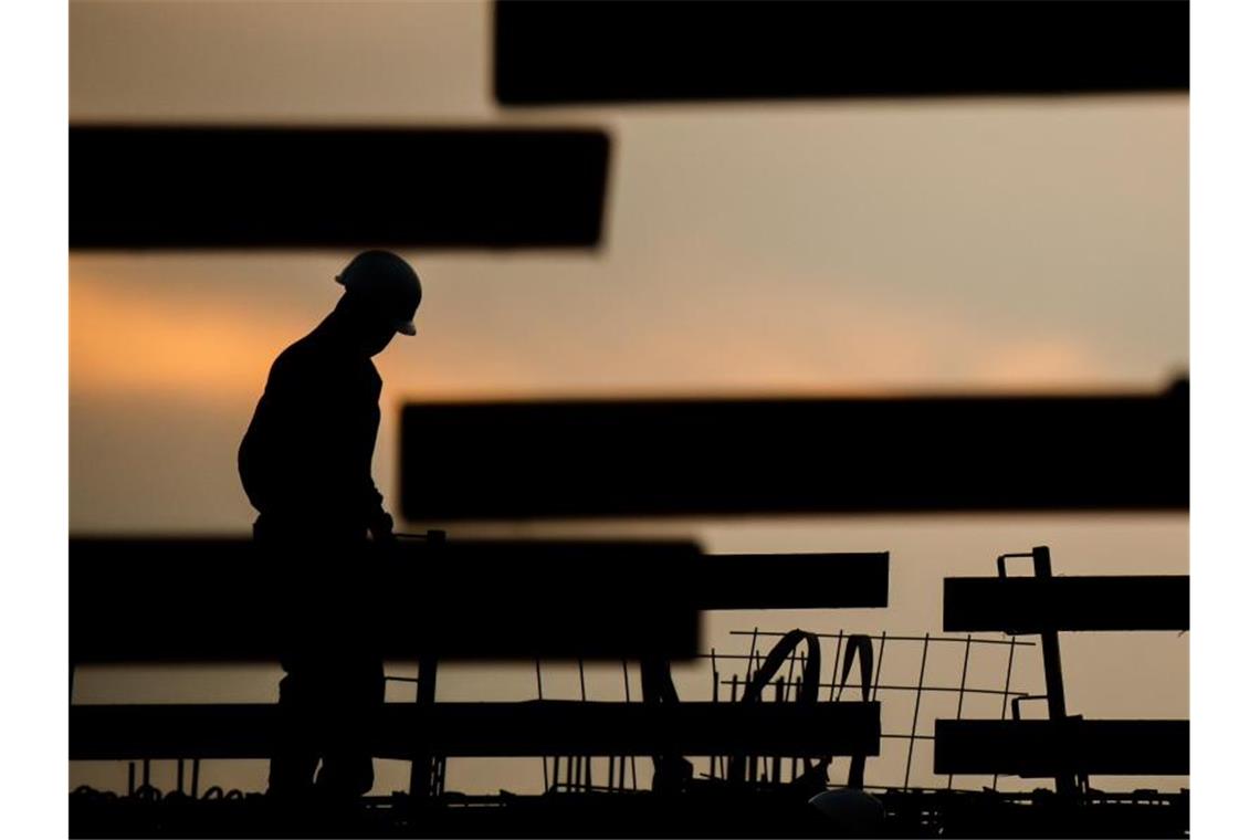 In Betrieben nehmen Personalengpässe nach einem Report des Deutschen Industrie- und Handelskammertags zu. Foto: Julian Stratenschulte/dpa