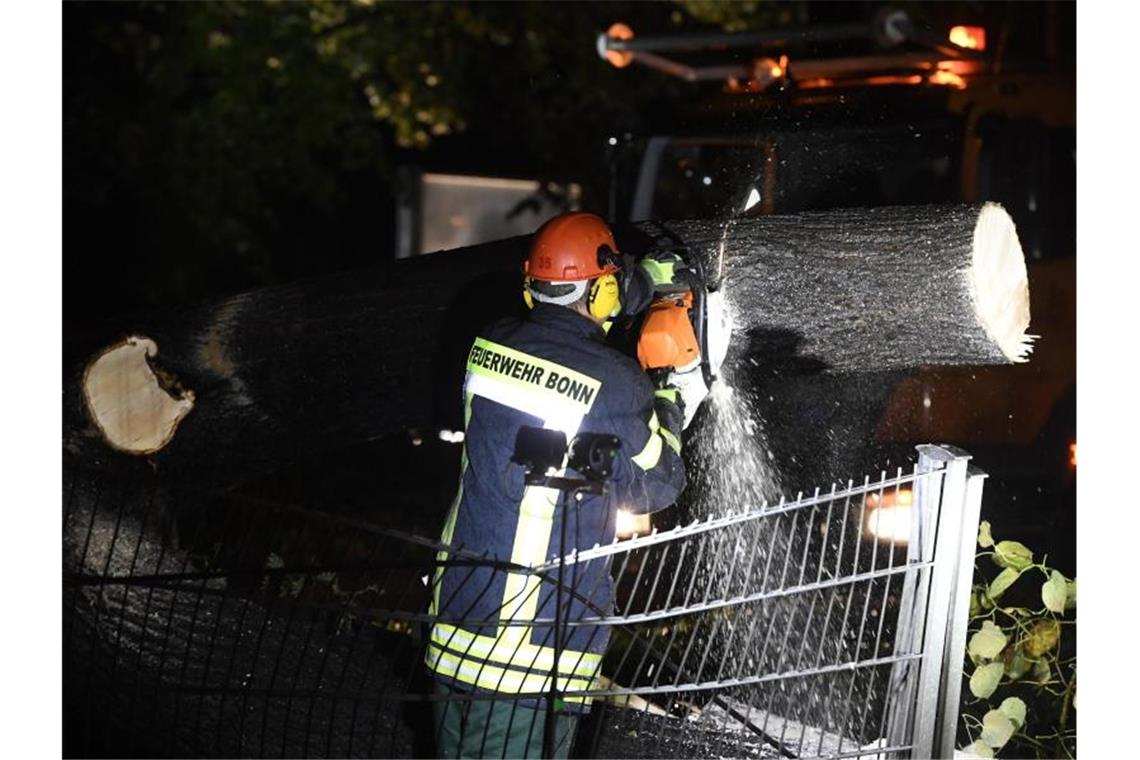 In Bonn zählte die Feuerwehr mehrere Hundert Einsätze. Foto: Roberto Pfeil/dpa