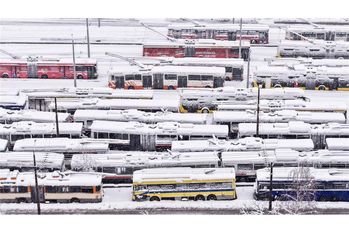 Hoher Schnee und Sturm legen Teile des Balkans lahm In Bosnien-Herzegowina und in Kroatien behindern Sturm und Schnee den Verkehr. Viele Fernstraßenabschnitte sind für den Verkehr gesperrt.