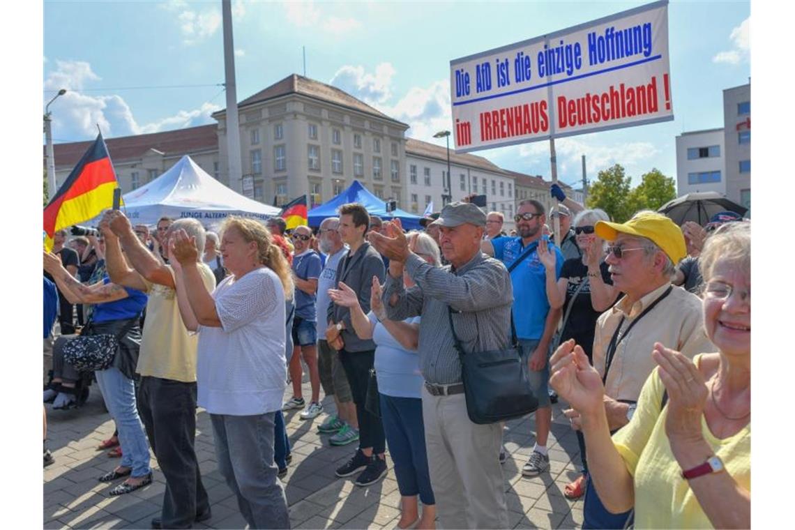 Höcke nutzt Frankfurter Bahnhofsattacke für Forderungen In Brandenburg und Sachsen wird am 01. September gewählt. Die Landtagswahl in Thüringen ist knapp zwei Monate später. Foto: Patrick Pleul