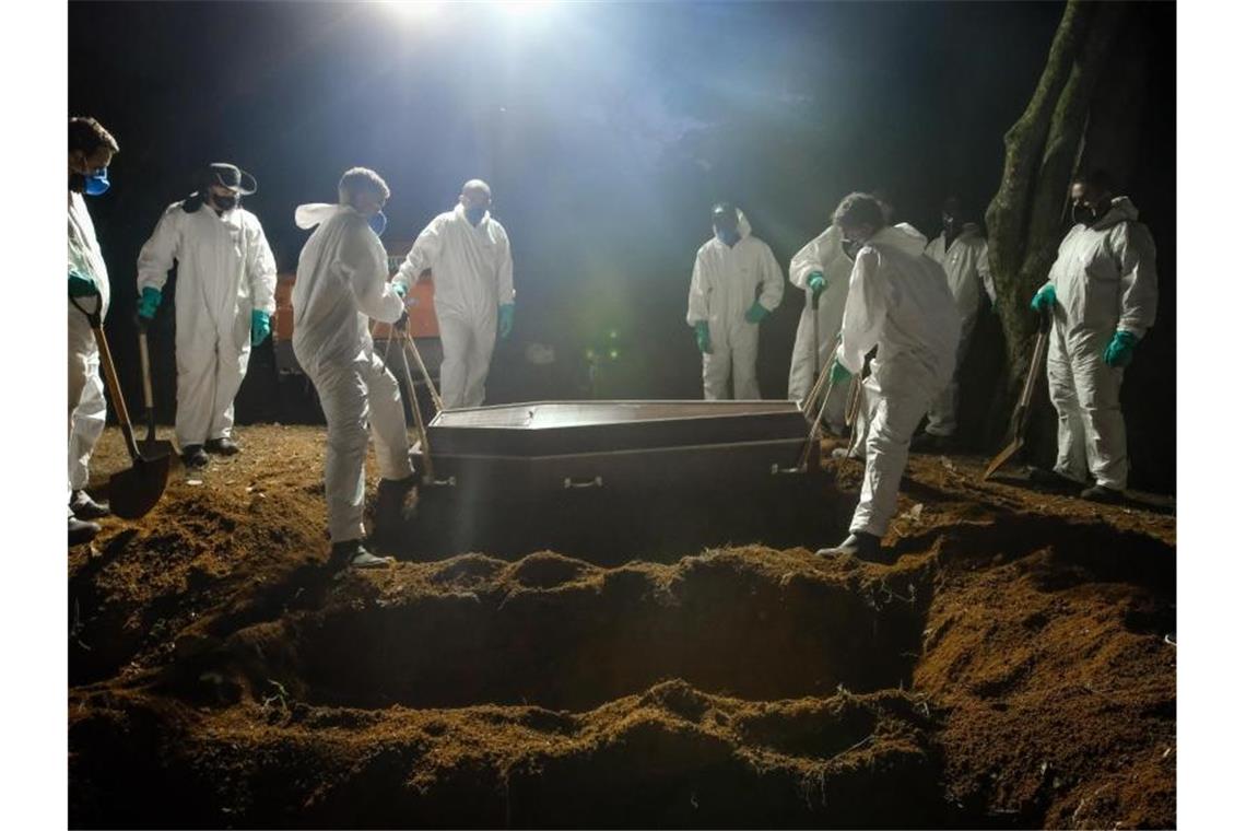 In Brasilien hat die Zahl der an Covid-19 Verstorbenen eine traurige Marke erreicht. Foto: Lincon Zarbietti/dpa