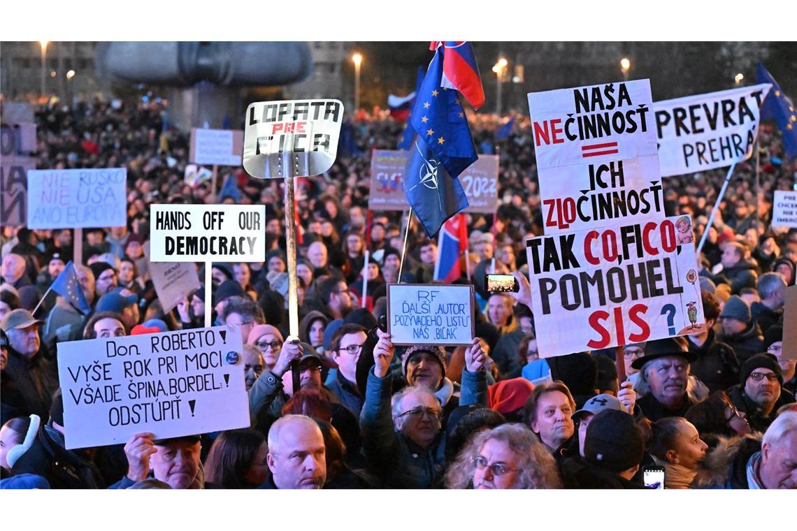 Zehntausende demonstrieren in der Slowakei gegen Regierung In Bratislava sollen sich 60.000 Menschen versammelt haben.