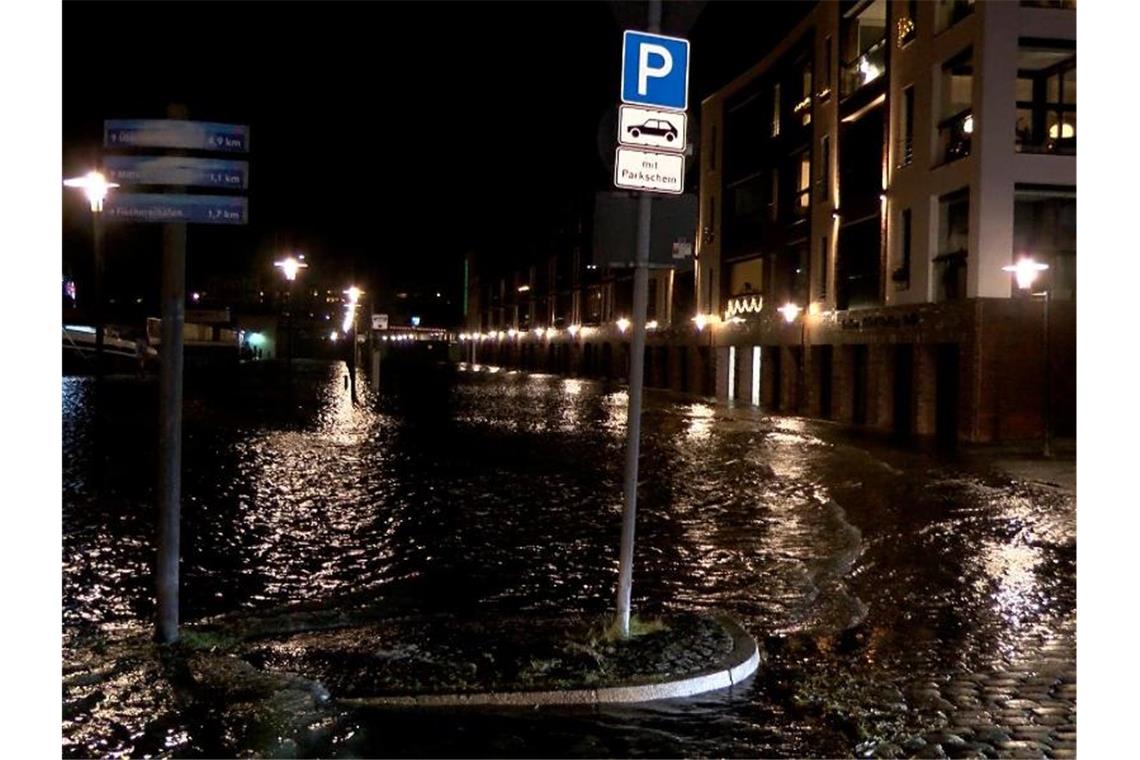 Sturmböen sorgen für zahllose Einsätze - ein Toter In Bremerhaven kam es zu Überschwemmungen. Foto: -/Nord-West-Media TV/dpa