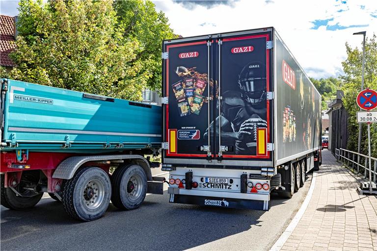 In Burgstall geht’s trotz Halteverbots und der Einbeziehung des Gehwegs eng zu, wenn sich zwei Lastwagen begegnen. Fotos: Dietmar van der Linden