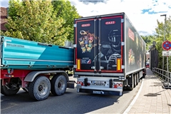 In Burgstall geht’s trotz Halteverbots und der Einbeziehung des Gehwegs eng zu, wenn sich zwei Lastwagen begegnen. Fotos: Dietmar van der Linden