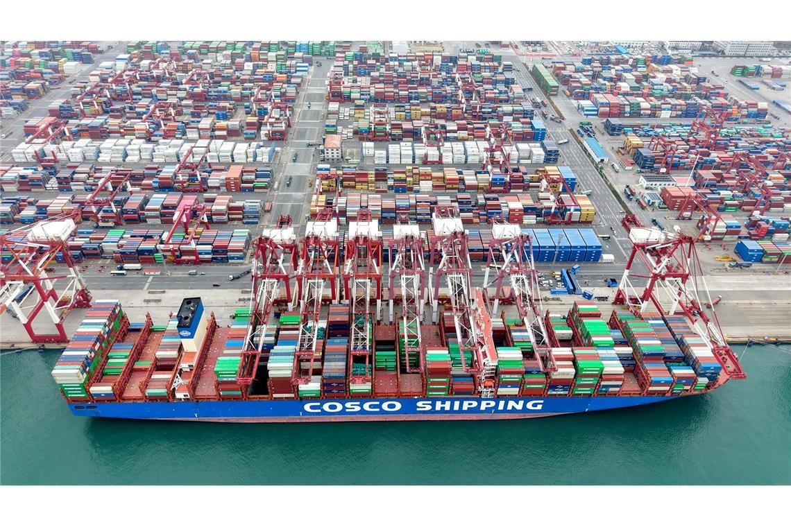 In chinesischen Häfen wie hier in Qingdao herrscht Hochbetrieb. Der Export ist eine wichtige Stütze für die Wirtschaft. (Archivbild)