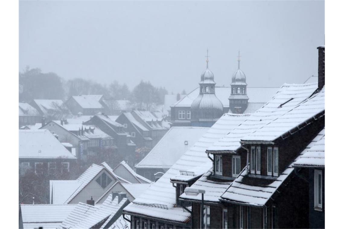 In Clausthal-Zellerfeld im Oberharz kam der Winter bereits am Freitag. Ursache für den Wetterumschwung sind zwei Tiefdruckgebiete über Skandinavien und dem westlichen Mittelmeer. Foto: Frank Neuendorf/dpa