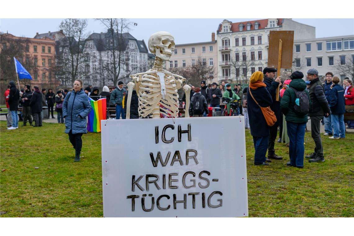 In Cottbus demonstrieren Menschen gegen den Wehrdienst.