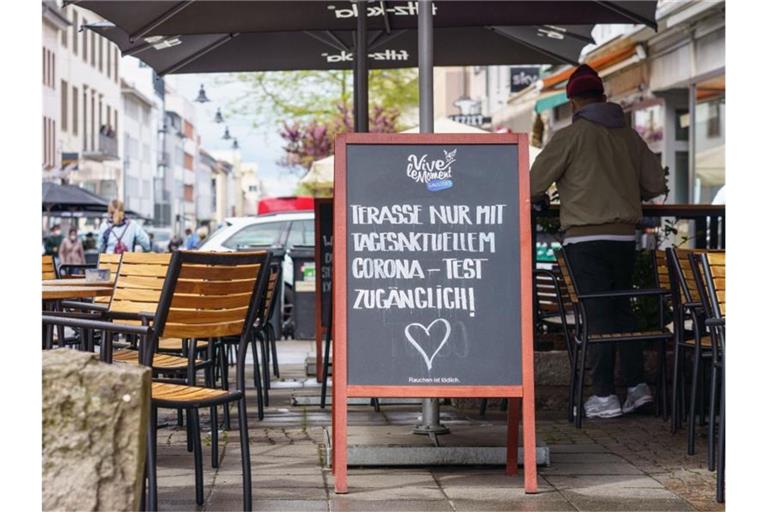 In Darmstadt hat ein Lokal unter Auflagen seinen Außenbereich geöffnet. Foto: Frank Rumpenhorst/dpa